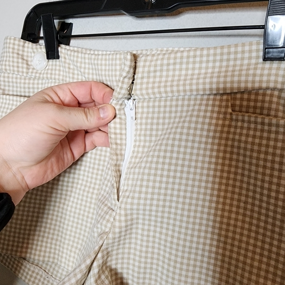 Pins and Needles gingham tan shorts. Size 4 - Picture 4 of 13